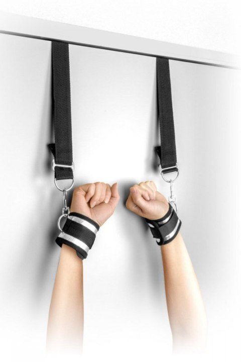 DOOR HANGING HANDCUFFS DOOR HANGING HANDCUFFS